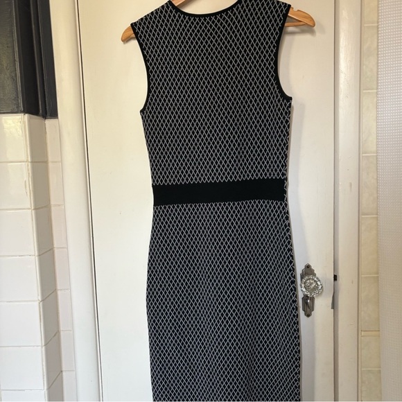 Judith and Charles fitted knit dress - Picture 2 of 3